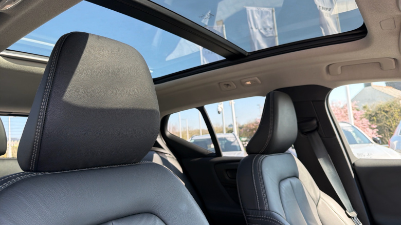 Volvo XC40 2.0 B4P Ultimate Dark 5dr Auto Petrol Estate